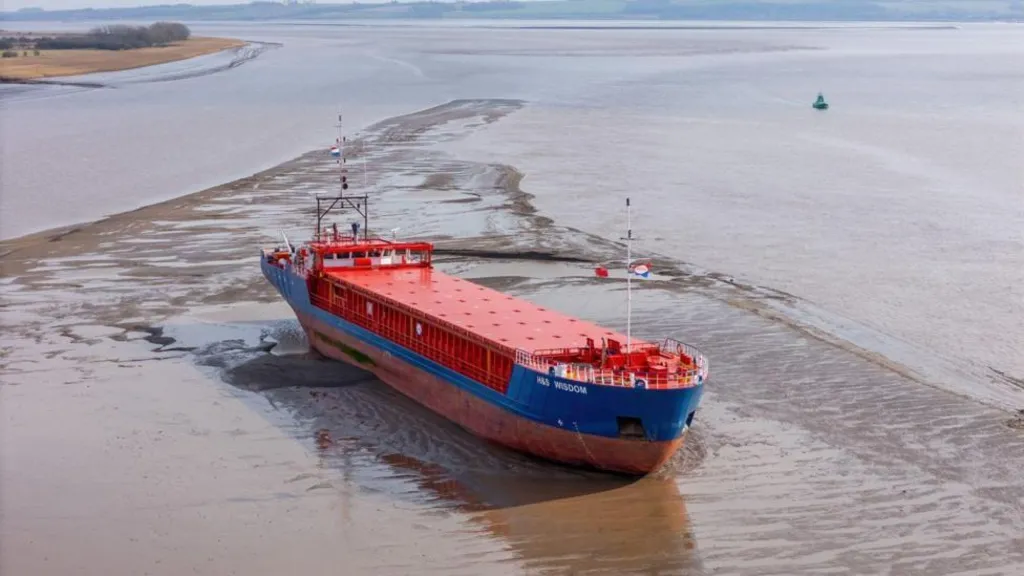 cargo vessel salvage operation in Humber Estuary